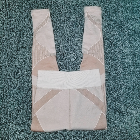 Amelia Activewear leggings - Picture 2 of 3